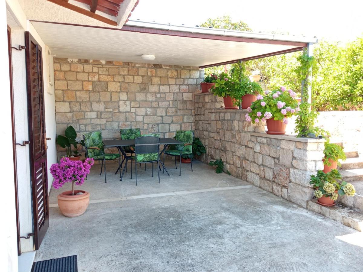 Apartment Viola Supetar Buitenkant foto