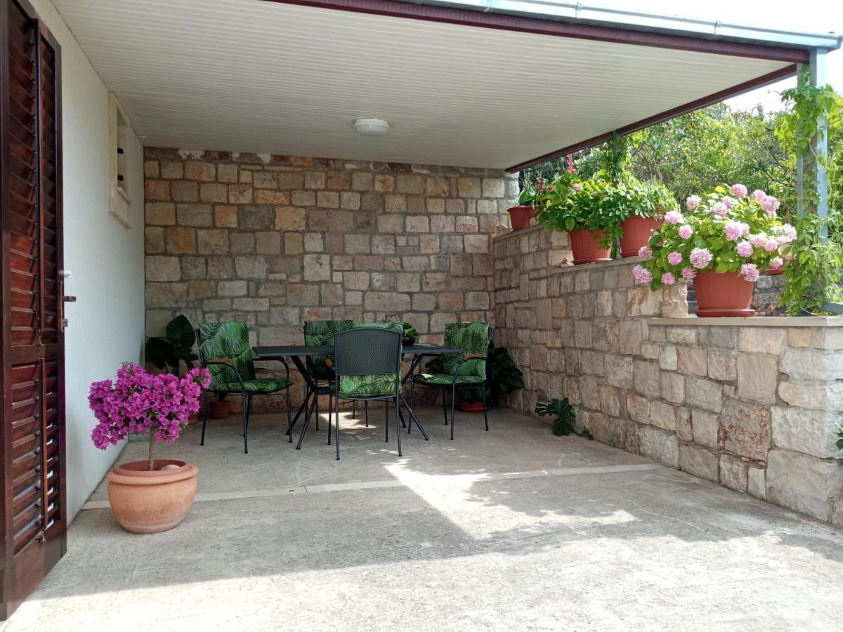 Apartment Viola Supetar Buitenkant foto