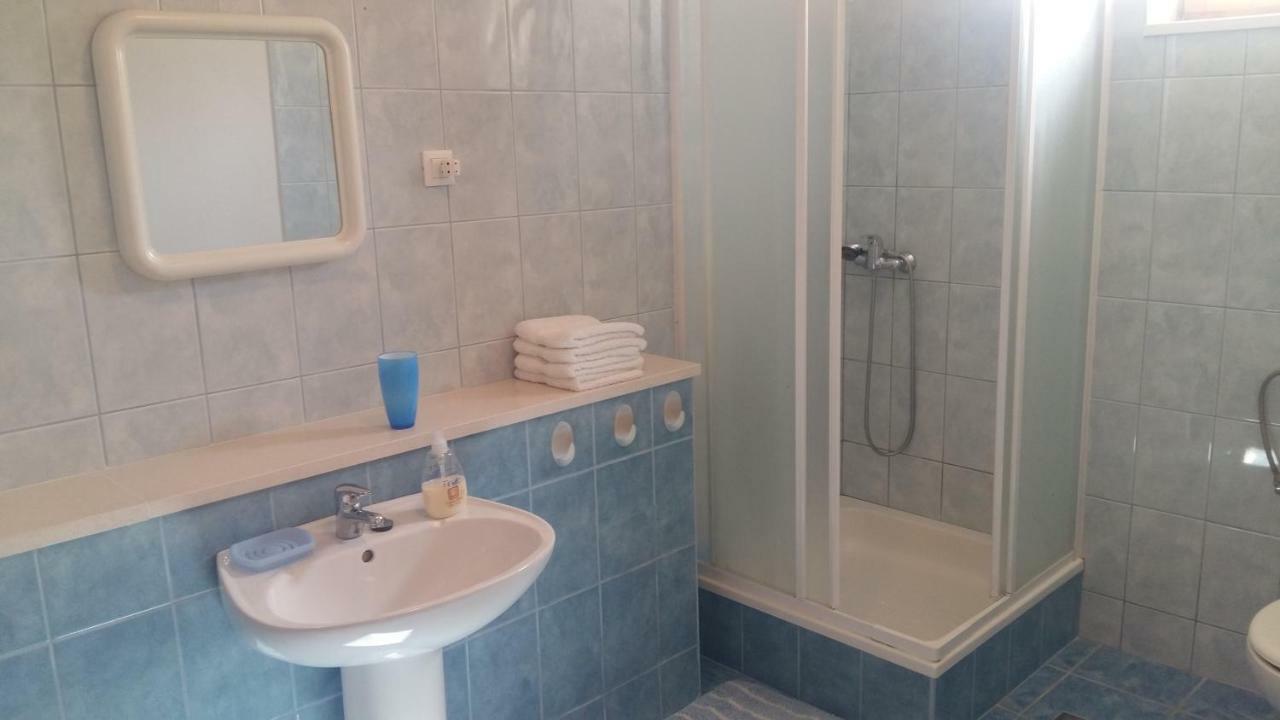 Apartment Viola Supetar Buitenkant foto